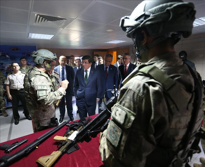 Başbakan Davutoğlu, Özel Kuvvetler Komutanlığını ziyaret etti