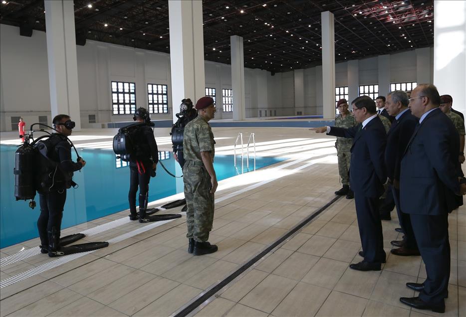 Başbakan Davutoğlu, Özel Kuvvetler Komutanlığını ziyaret etti