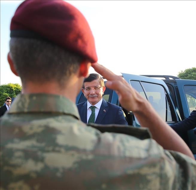 Başbakan Davutoğlu, Özel Kuvvetler Komutanlığını ziyaret etti