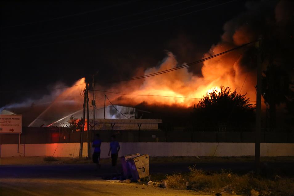 اندلاع حريق في مركز للإغاثة التركية على الحدود السورية
