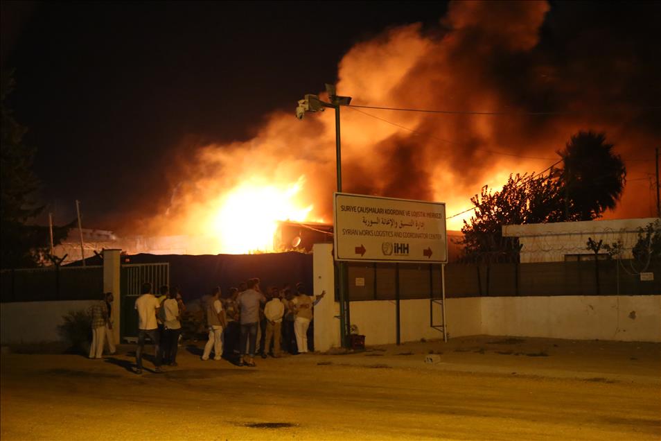 اندلاع حريق في مركز للإغاثة التركية على الحدود السورية