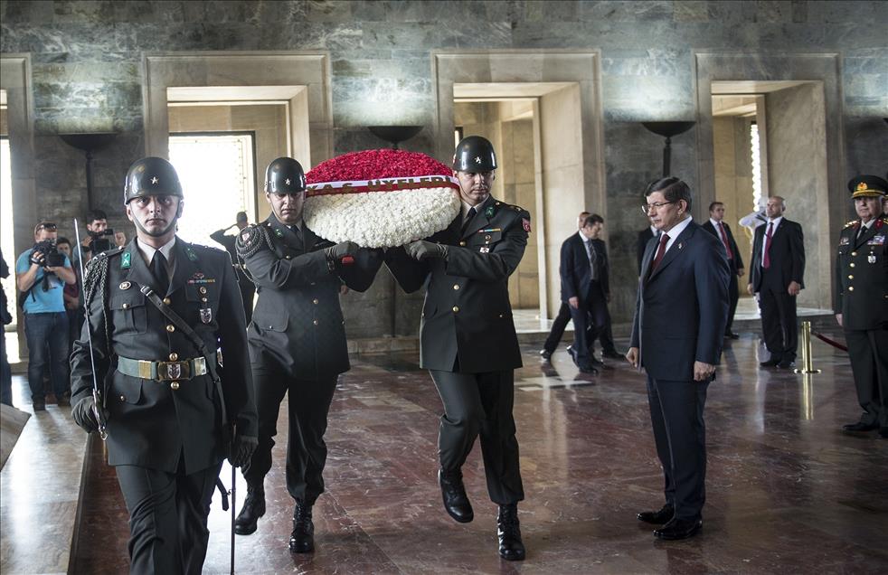 Başbakan Davutoğlu ve YAŞ üyeleri Anıtkabir'i ziyaret etti