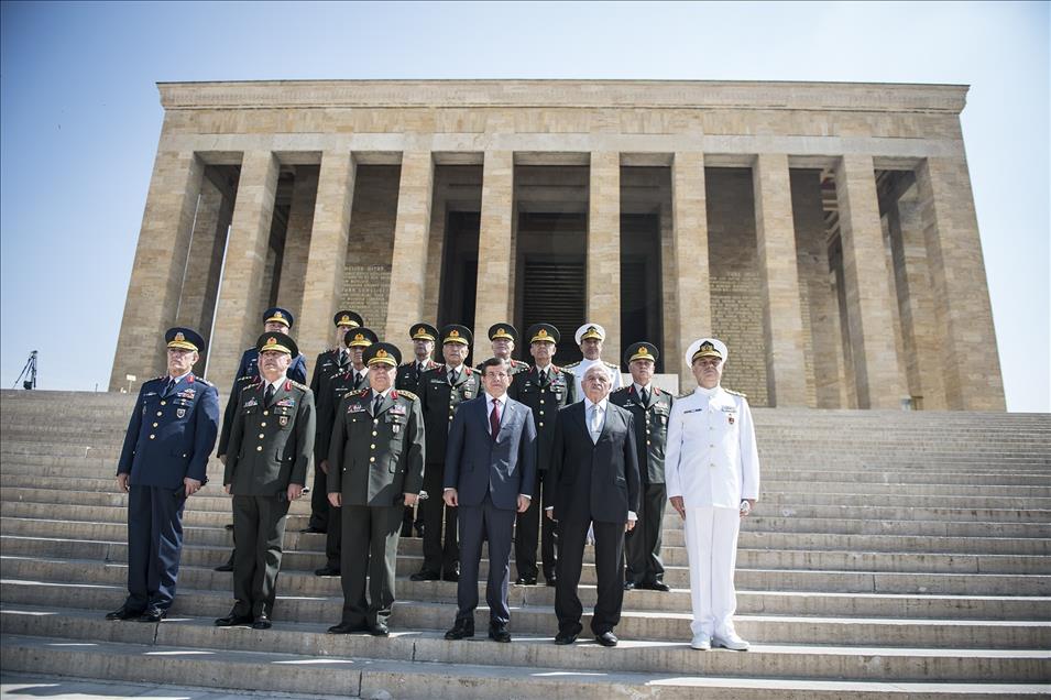 Başbakan Davutoğlu ve YAŞ üyeleri Anıtkabir'i ziyaret etti