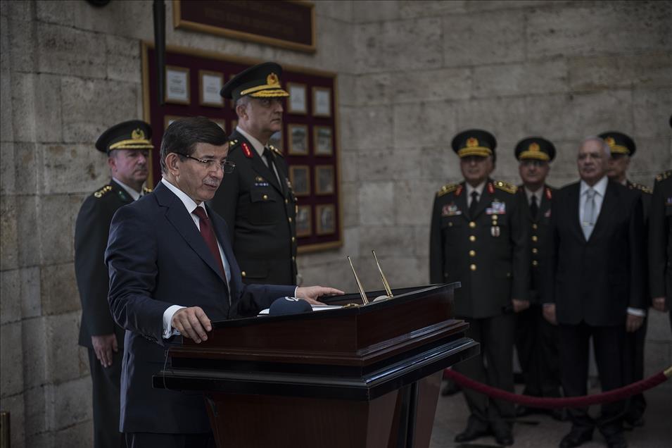 Başbakan Davutoğlu ve YAŞ üyeleri Anıtkabir'i ziyaret etti
