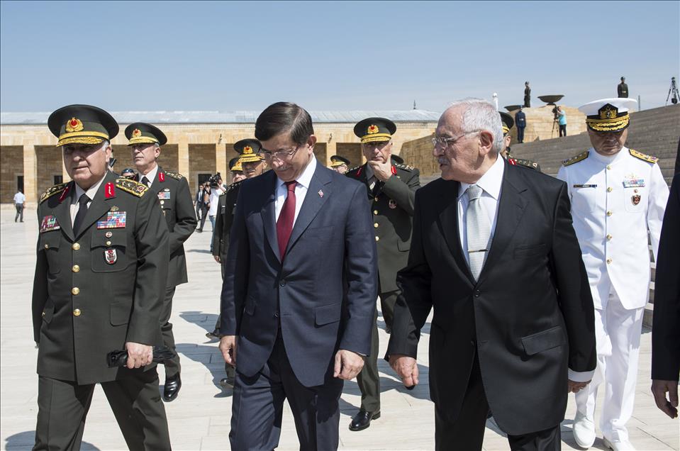 Başbakan Davutoğlu ve YAŞ üyeleri Anıtkabir'i ziyaret etti