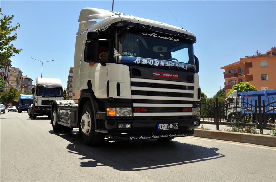 "Çekicili" düğün konvoyu