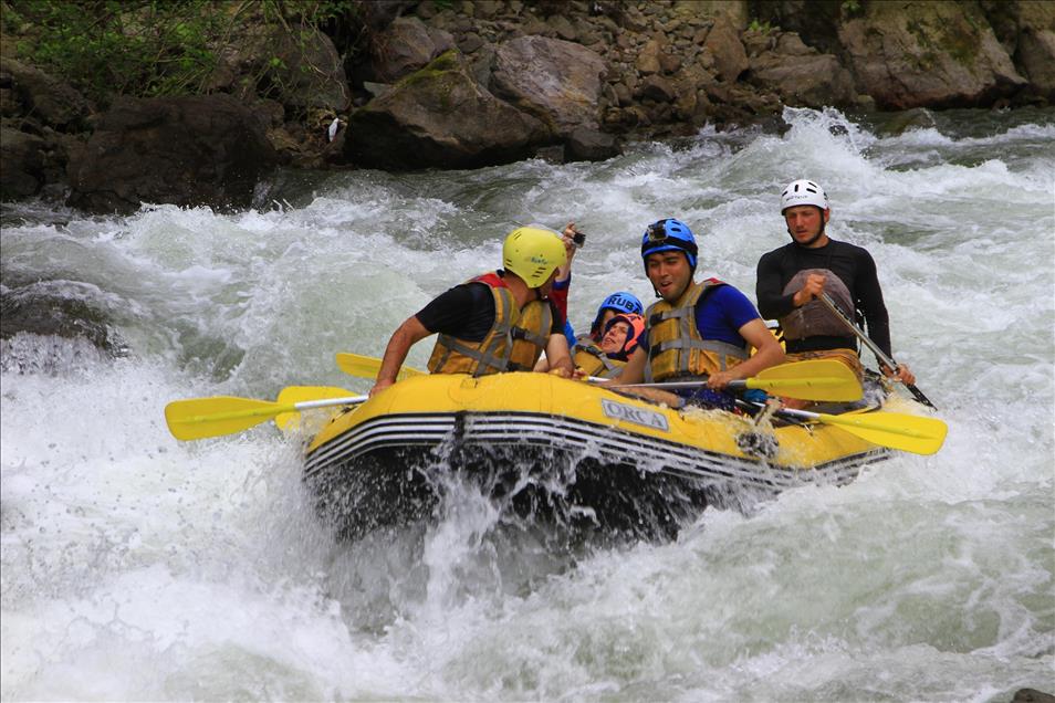 Fırtına'da turistlerin rafting keyfi