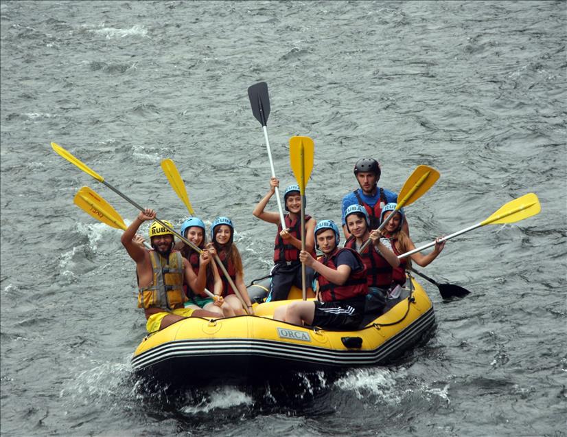 Fırtına'da turistlerin rafting keyfi