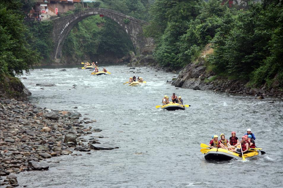 Fırtına'da turistlerin rafting keyfi