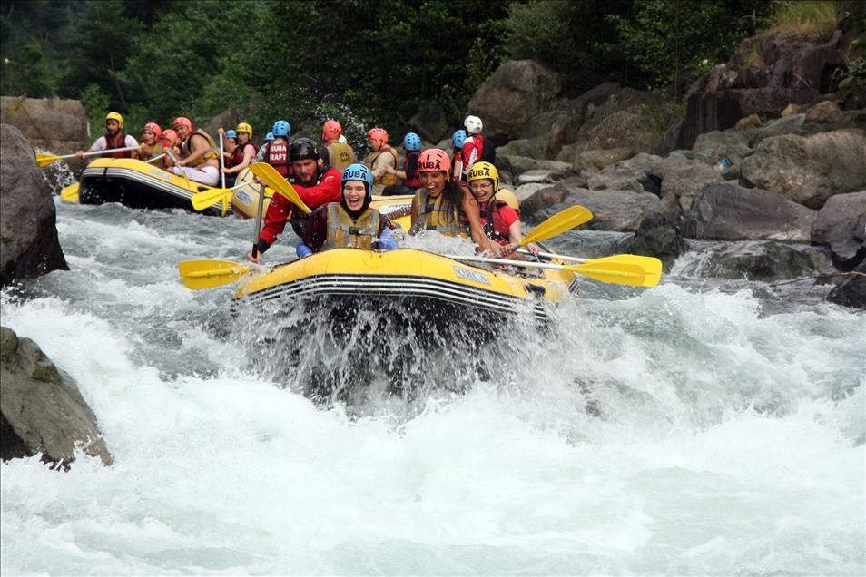 Fırtına'da turistlerin rafting keyfi