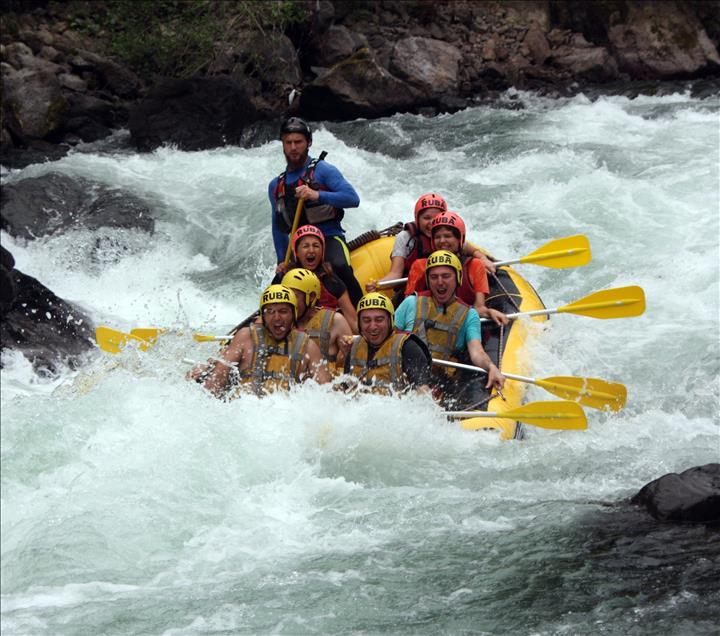 Fırtına'da turistlerin rafting keyfi