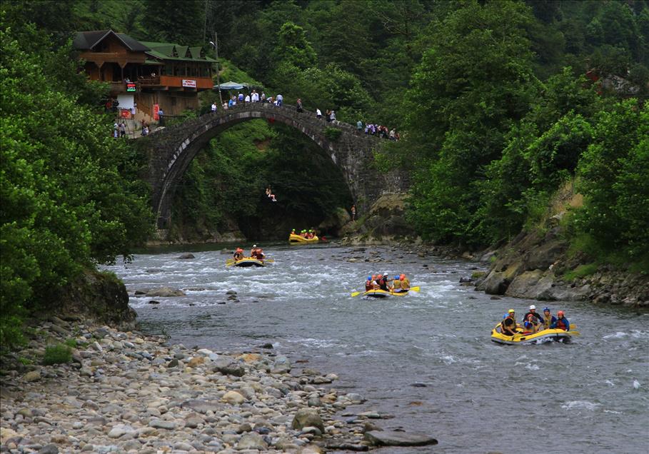 Fırtına'da turistlerin rafting keyfi