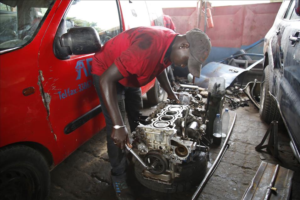 Women car mechanics in Senegal