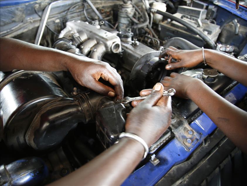 Women car mechanics in Senegal