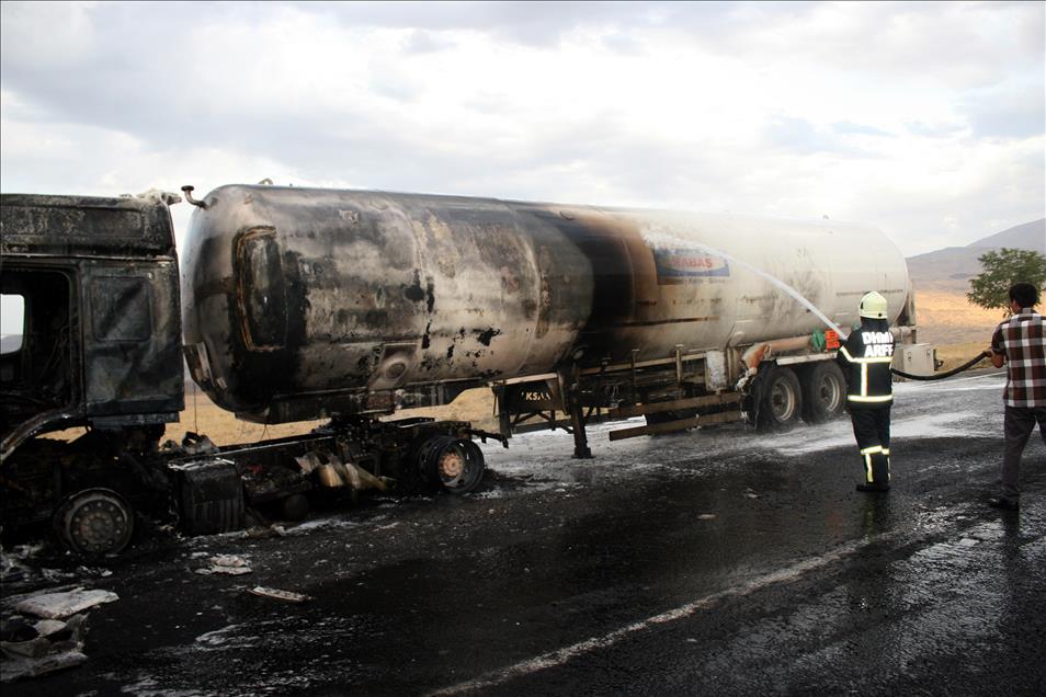 Karakola gaz yüklü tankerle saldırı girişimi