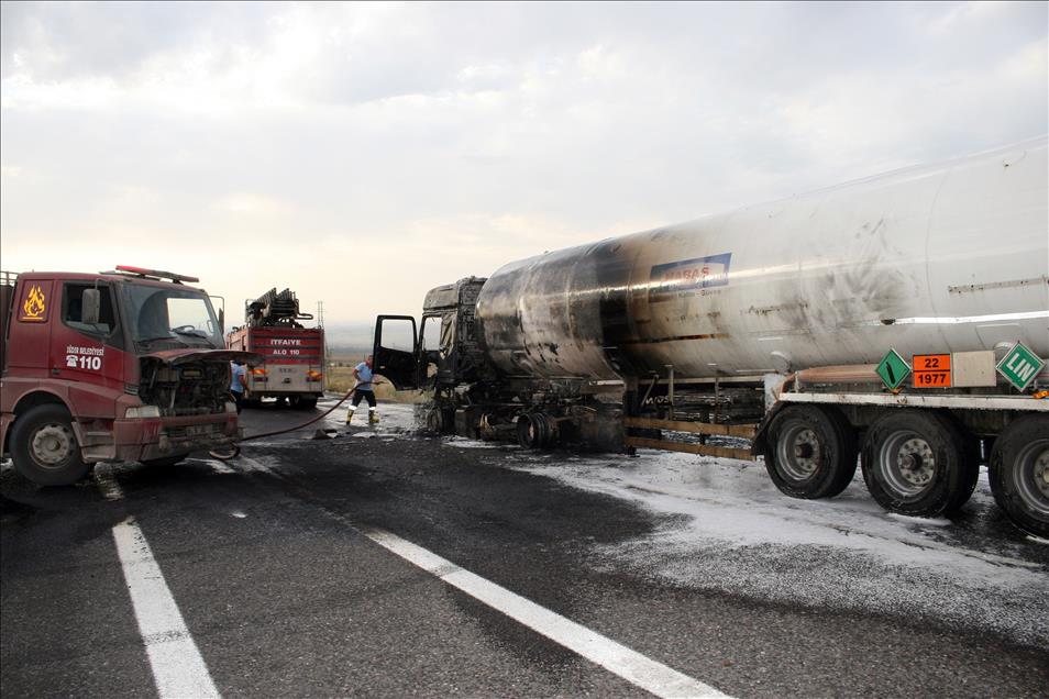 Karakola gaz yüklü tankerle saldırı girişimi