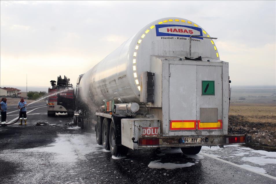 Karakola gaz yüklü tankerle saldırı girişimi