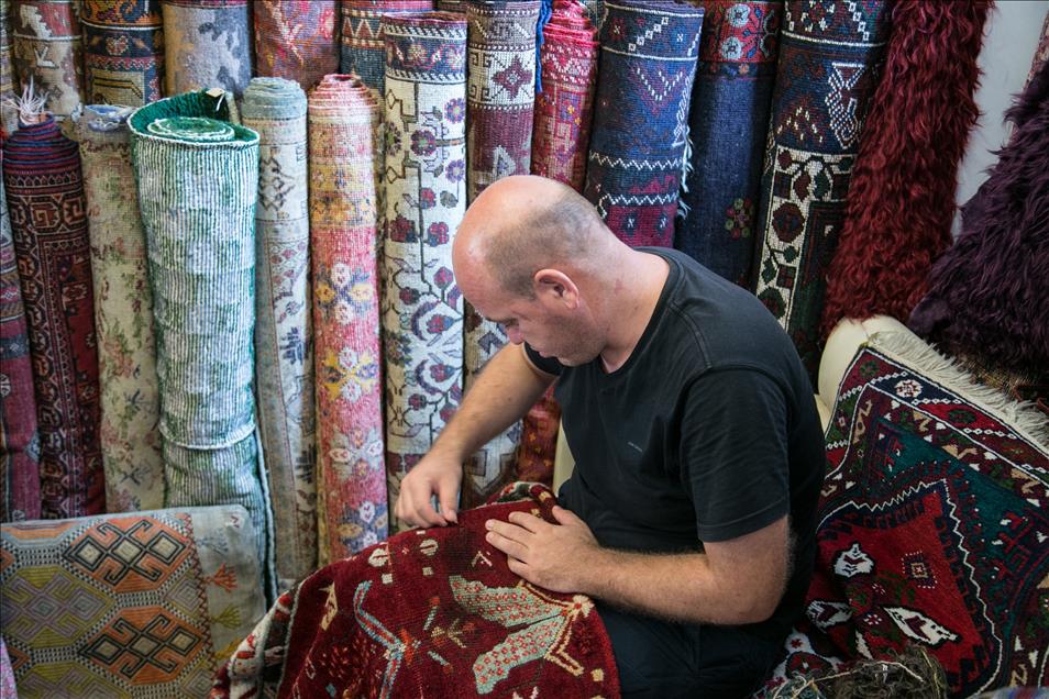 Asırlık halılar Türkiye'de restore ediliyor