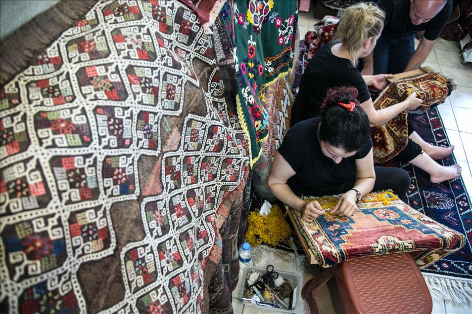 Asırlık halılar Türkiye'de restore ediliyor
