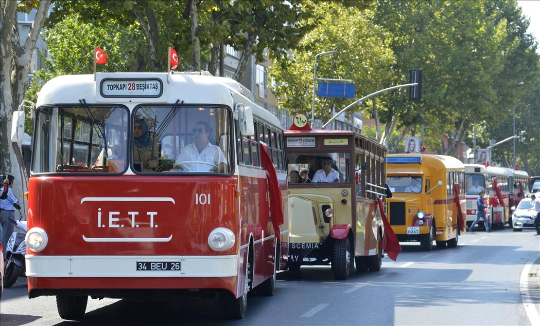 İETT'nin nostaljik otobüsleri Zafer Bayramı gezisine çıktı