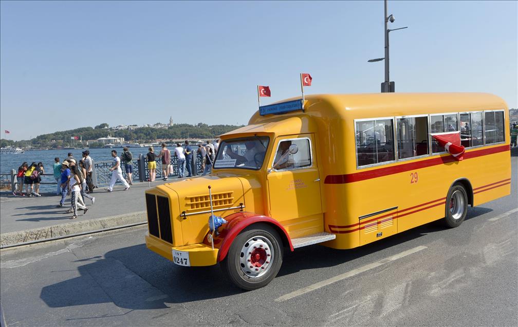 İETT'nin nostaljik otobüsleri Zafer Bayramı gezisine çıktı