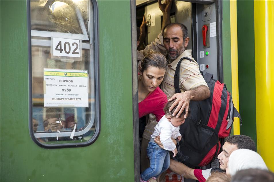 Budapeşte Doğu Tren İstasyonu göçmenlere yeniden açıldı