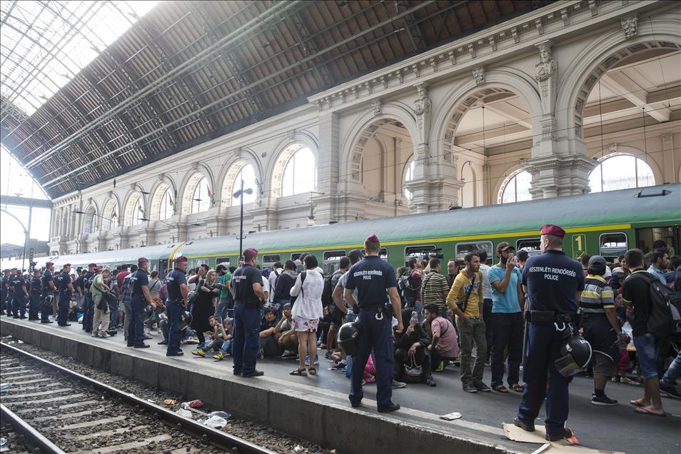 Budapeşte Doğu Tren İstasyonu göçmenlere yeniden açıldı