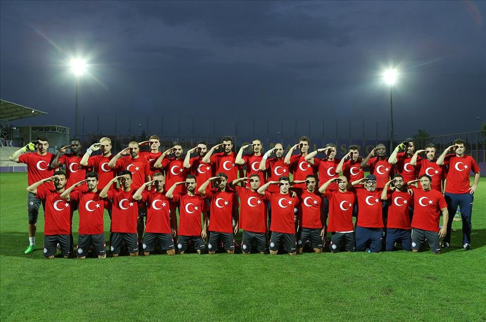 Osmanlıspor teknik heyeti ve oyuncular şehitleri andı