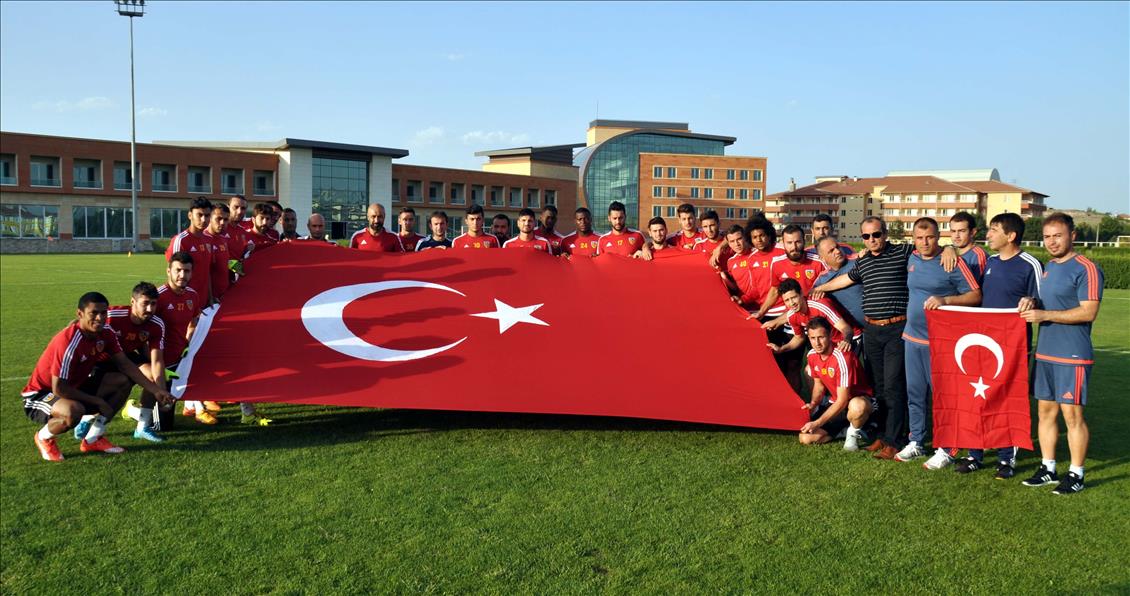Kayserispor'dan şehitler için saygı duruşu