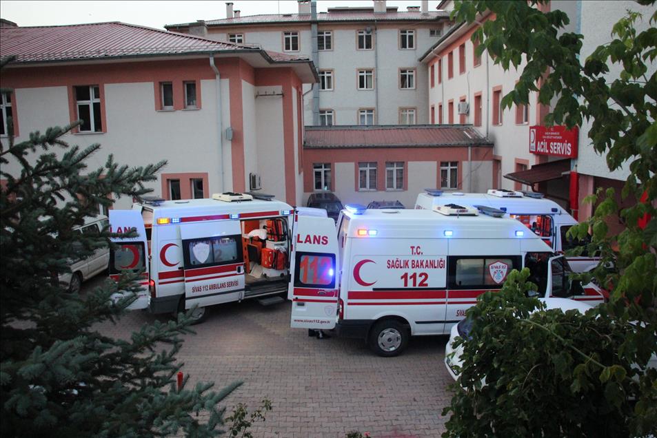 Sivas'ta trafik kazası: 1 ölü 17 yaralı