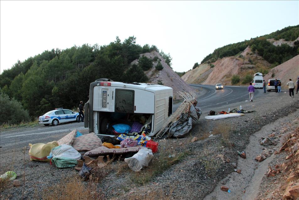 Sivas'ta trafik kazası: 1 ölü 17 yaralı