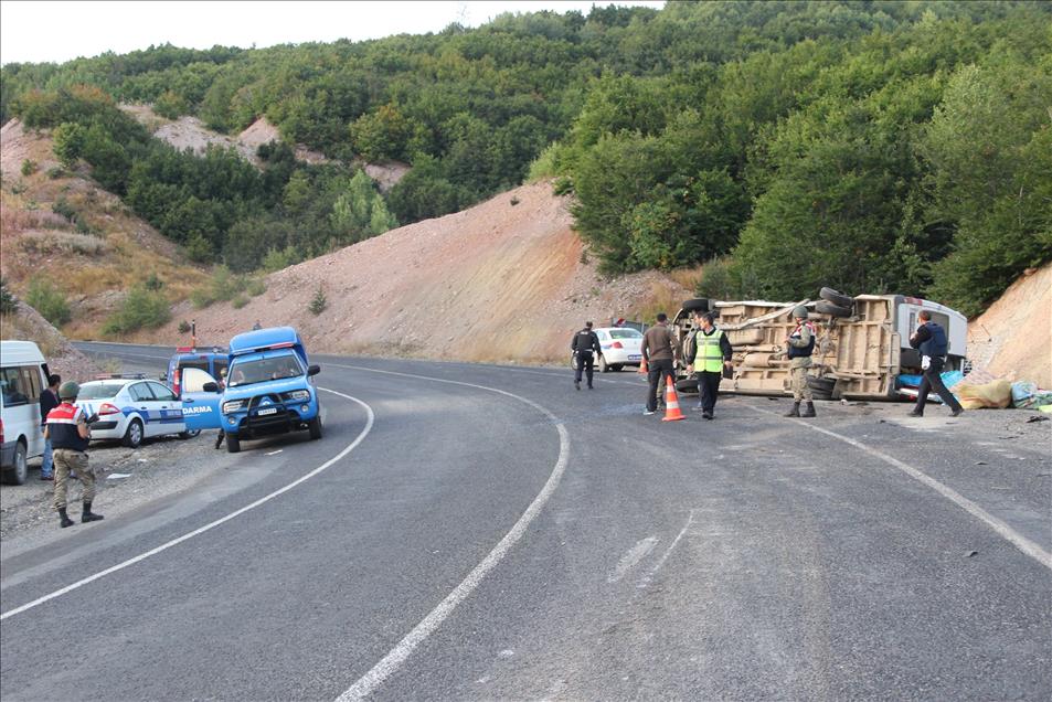 Sivas'ta trafik kazası: 1 ölü 17 yaralı