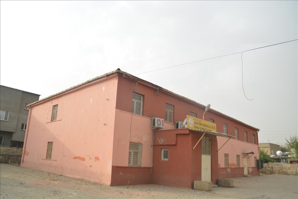 Cizre'de teröristler eğitim kurumlarını da hedef almış