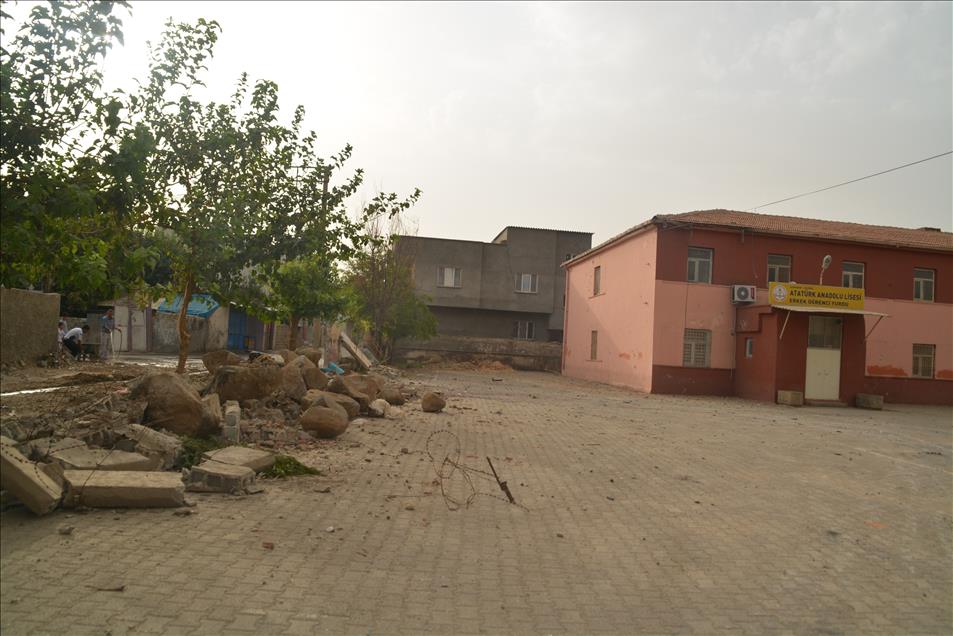 Cizre'de teröristler eğitim kurumlarını da hedef almış