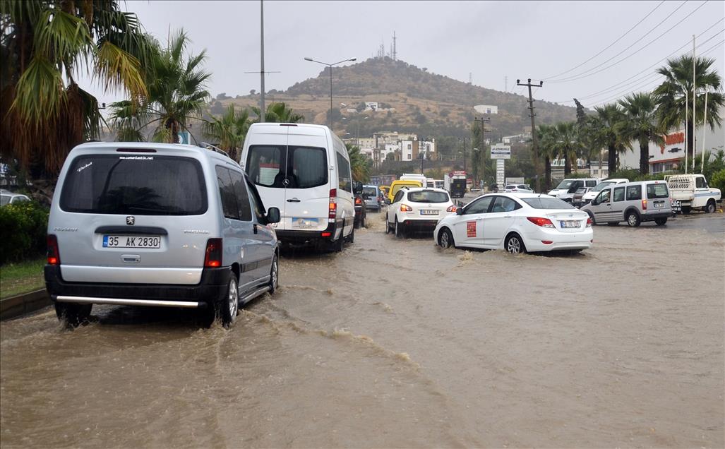 Bodrum'da kuvvetli rüzgar ve sağanak