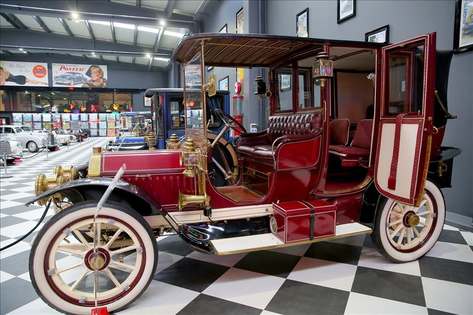 Klasik otomobil merakıyla müze kurdu