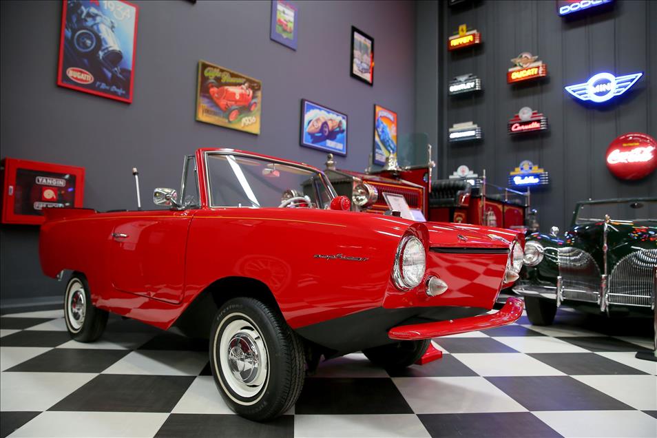 Klasik otomobil merakıyla müze kurdu