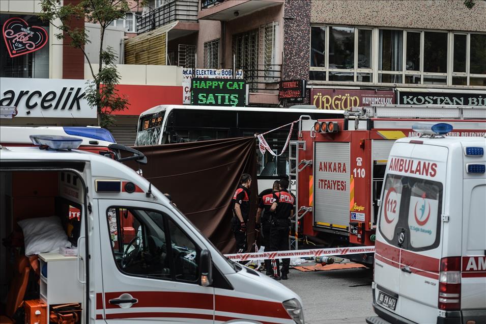 Durakta bekleyenlere belediye otobüsünün çarpması