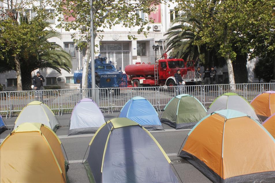 Karadağ'da çadırlı protesto