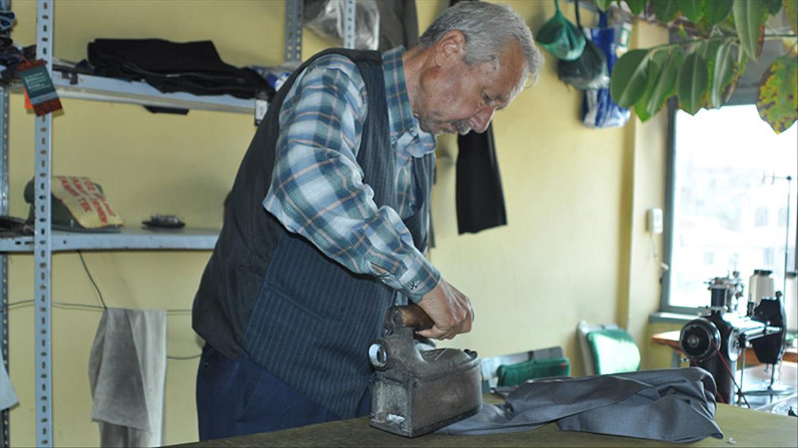 Kömürlü ütüsünden 48 yıldır vazgeçemiyor