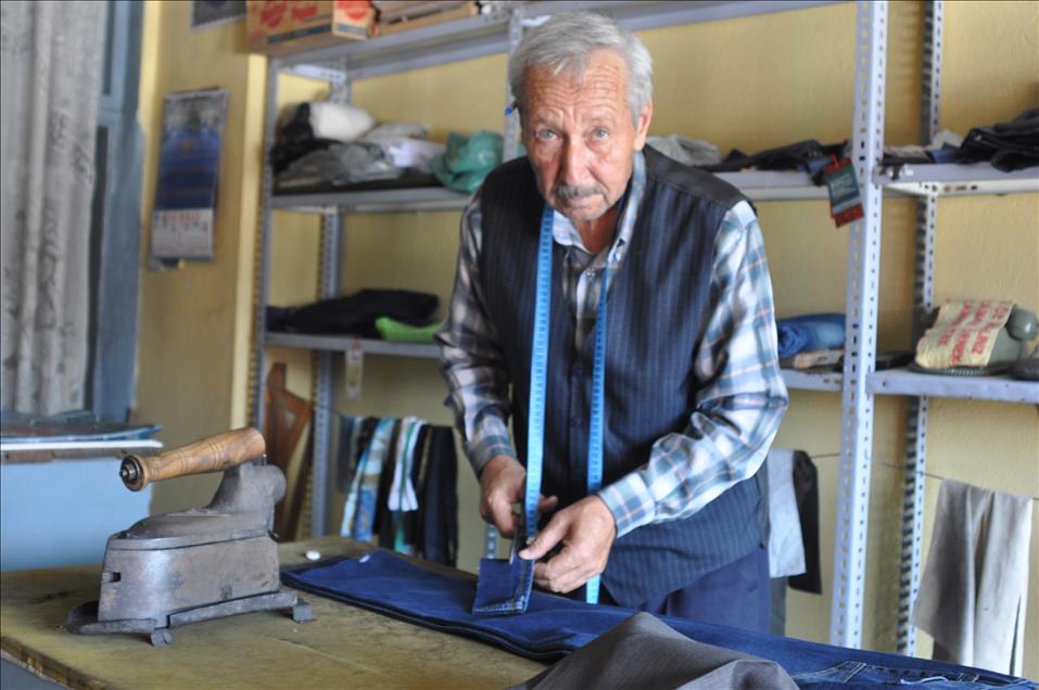 Kömürlü ütüsünden 48 yıldır vazgeçemiyor