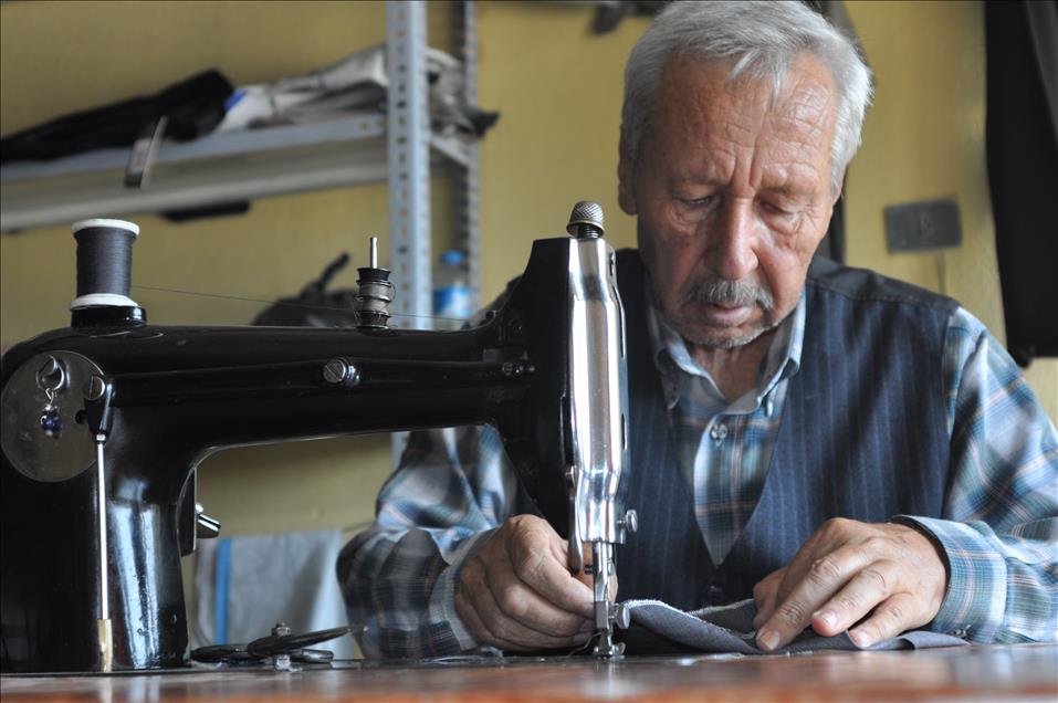 Kömürlü ütüsünden 48 yıldır vazgeçemiyor