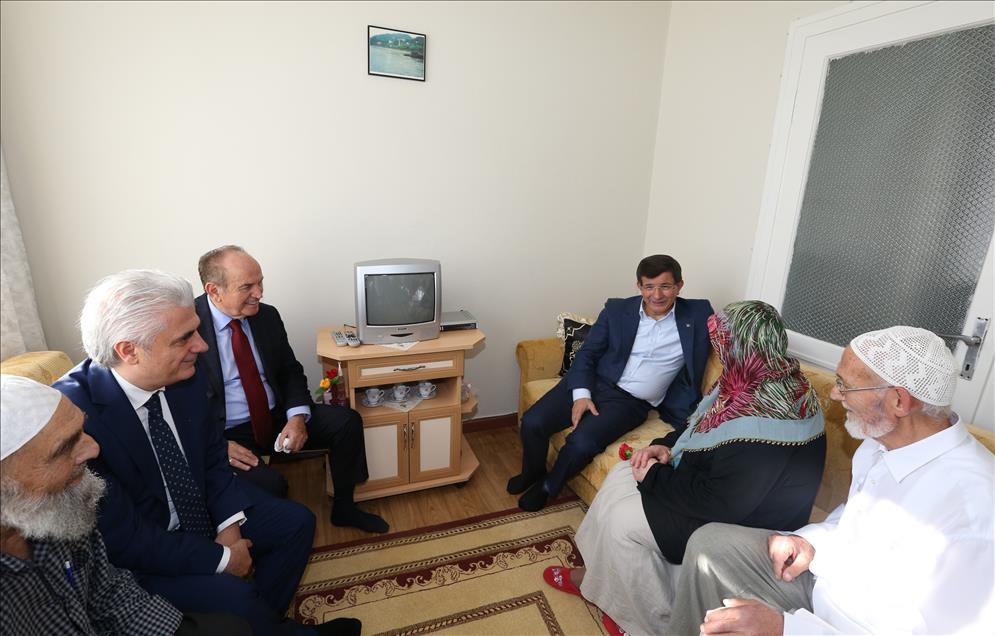 Başbakan Davutoğlu'nun, çocukluğunun geçtiği evi ziyareti