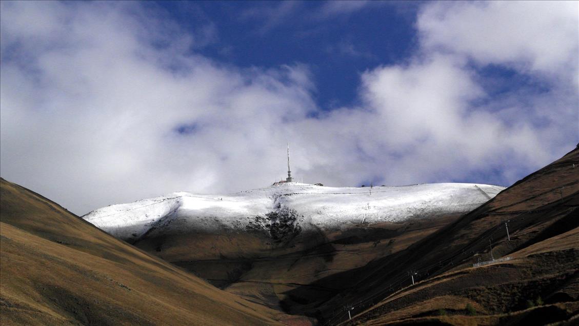 Erzurum'da yüksek kesimlere kar yağdı