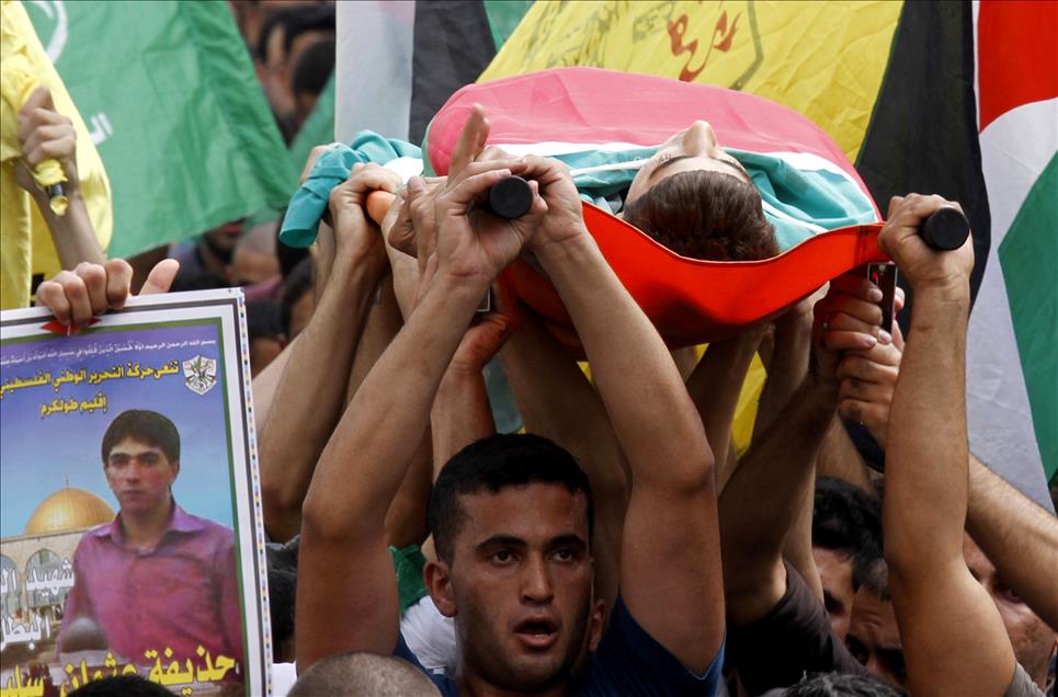 İsrail askerlerinin öldürdüğü Filistinli genç toprağa verildi