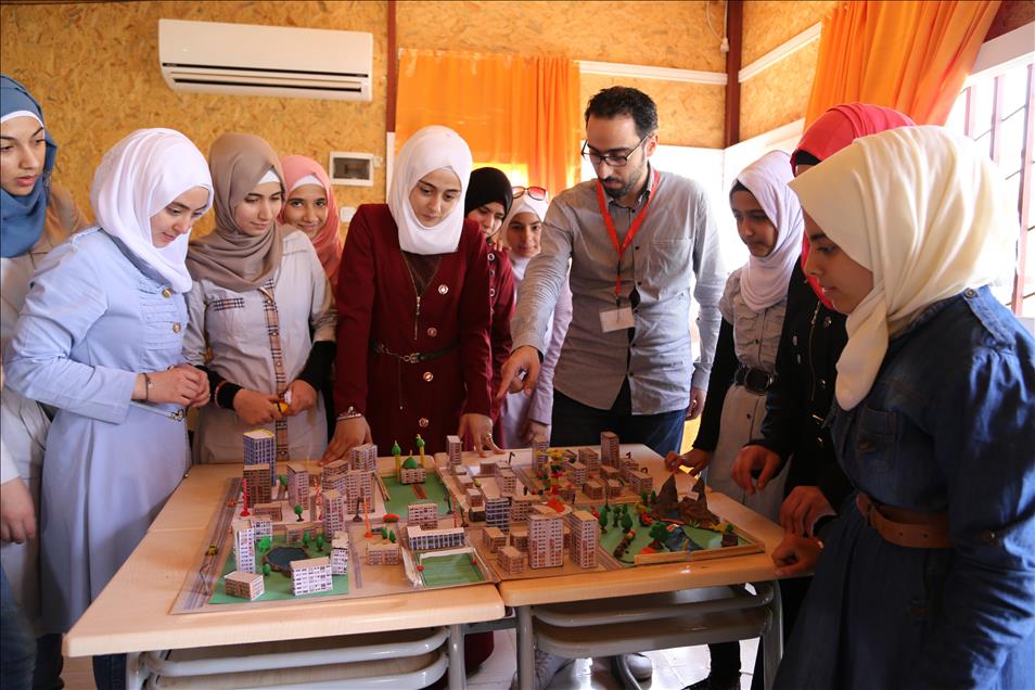 Suriyeli gençler ülkelerinin inşası için eğitim alıyor