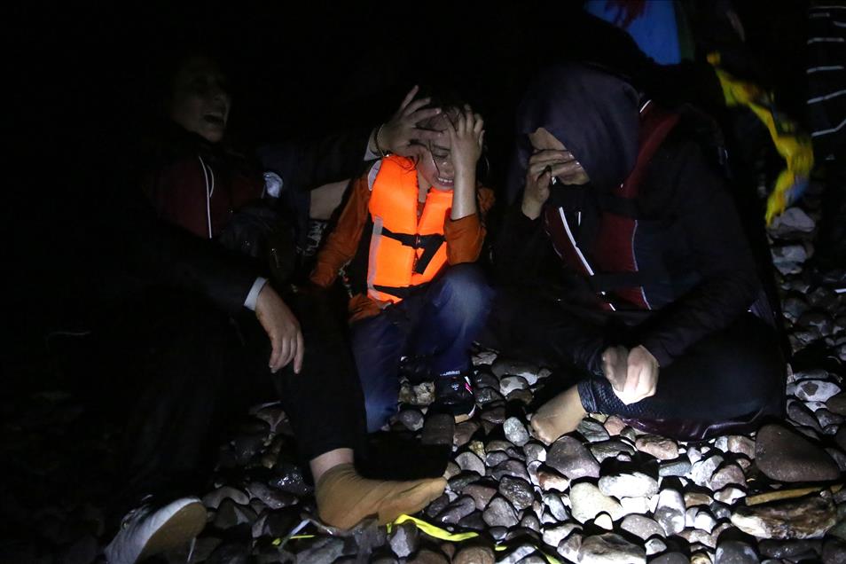 Yunanistan'ın Midilli Adası'nı geçiş noktası olarak kullanmaya devam ediyor