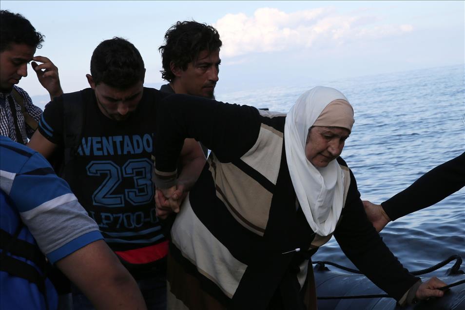 Yunanistan'ın Midilli Adası'nı geçiş noktası olarak kullanmaya devam ediyor
