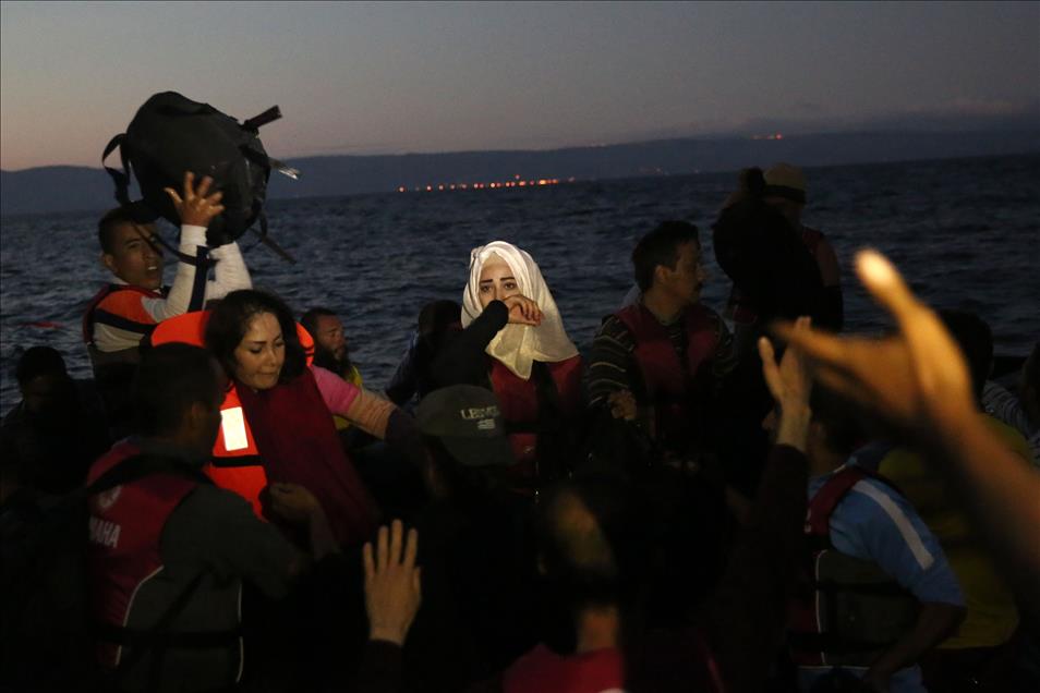Yunanistan'ın Midilli Adası'nı geçiş noktası olarak kullanmaya devam ediyor