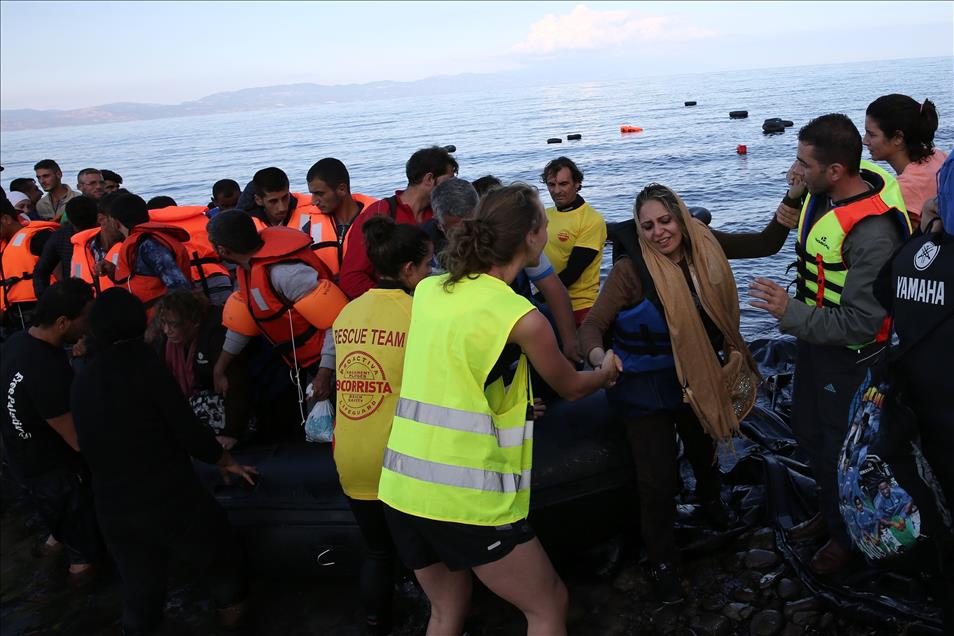 Yunanistan'ın Midilli Adası'nı geçiş noktası olarak kullanmaya devam ediyor